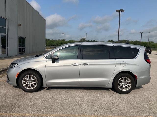 Used 2023 Chrysler Pacifica Touring-L FWD image 2