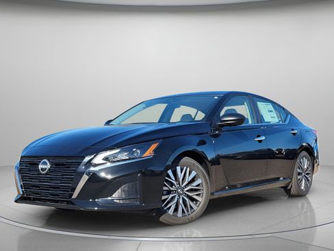 Used 2025 Nissan Altima 2.5 SV FWD image 2