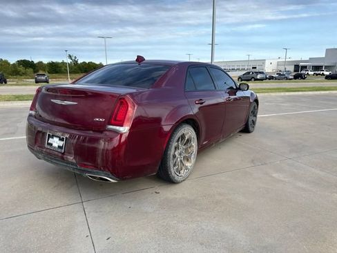 Used 2019 Chrysler 300 Touring w/ Sport Appearance Package RWD image 4