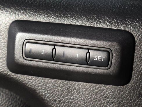 Used 2021 Nissan Titan PRO-4X w/ Pro-4x Convenience Package AWD/4WD image 17