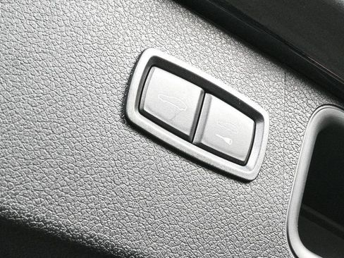 Certified 2026 Porsche Macan image 32