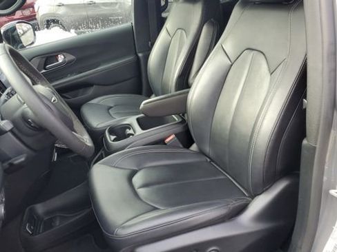 Certified 2025 Chrysler Pacifica Select image 22