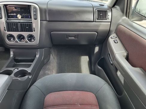Used 2005 Ford Explorer XLT image 25