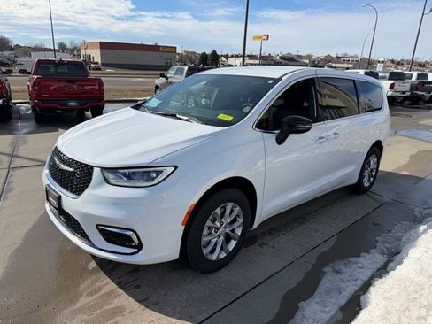 New 2026 Chrysler Pacifica Select image 3