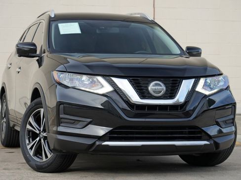 Used 2019 Nissan Rogue SV w/ Premium Package FWD image 2