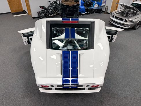 Used 2005 Ford GT RWD image 14