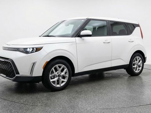 Used 2025 Kia Soul LX w/ LX Technology Package FWD image 3