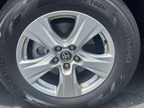 Used 2021 Toyota RAV4 XLE FWD image 3