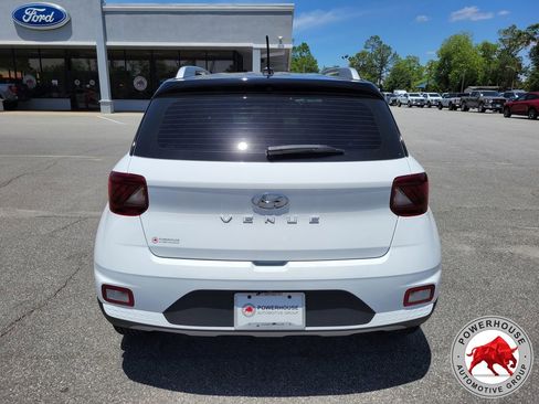 Used 2025 Hyundai Venue Limited FWD image 5