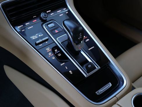 Used 2018 Porsche Panamera 4 image 30