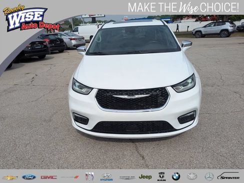 Used 2022 Chrysler Pacifica Limited FWD image 8