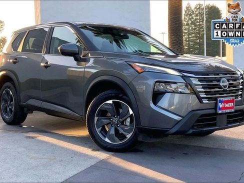 Used 2024 Nissan Rogue SV image 2