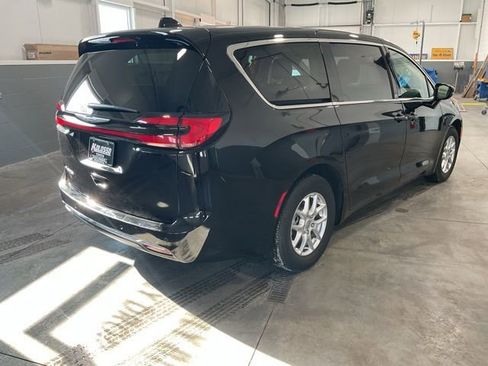 Used 2024 Chrysler Pacifica Touring-L image 6