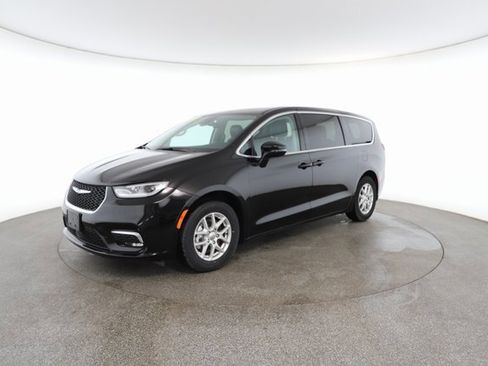 Used 2024 Chrysler Pacifica Touring-L image 2