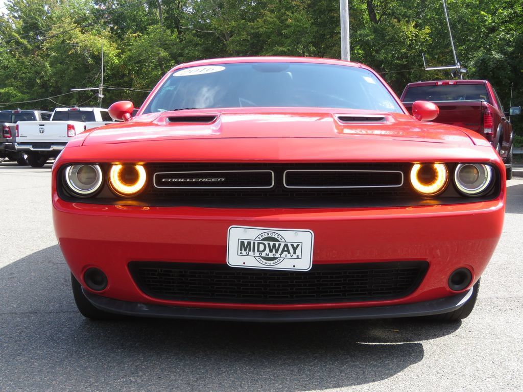 Used 2016 Dodge Challenger SXT RWD image 2