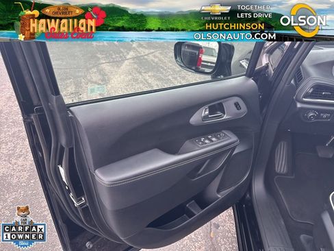 Used 2025 Chrysler Pacifica Limited image 13