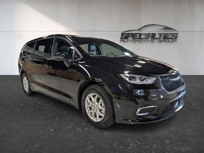 Used 2025 Chrysler Pacifica Select