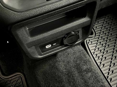 Used 2024 Volkswagen Tiguan SE image 35