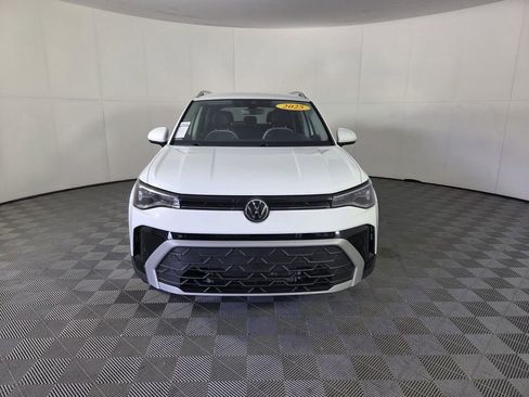 Used 2025 Volkswagen Taos SE AWD/4WD image 3