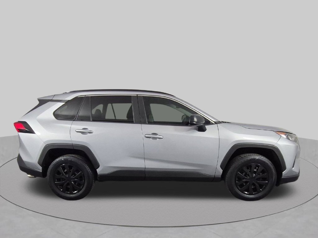 Used 2021 Toyota RAV4 LE FWD image 3