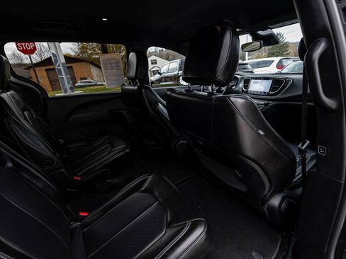 Used 2023 Chrysler Pacifica Touring-L w/ S Appearance Package image 30