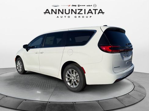 New 2026 Chrysler Pacifica Select image 3