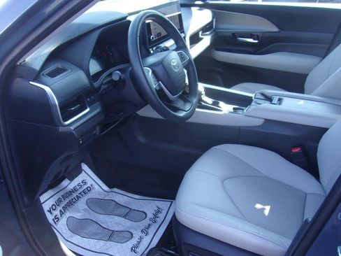 Used 2024 Toyota Grand Highlander AWD image 3