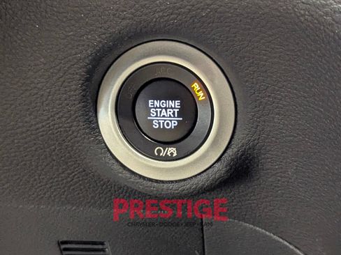 Used 2025 Chrysler Pacifica Limited FWD image 20