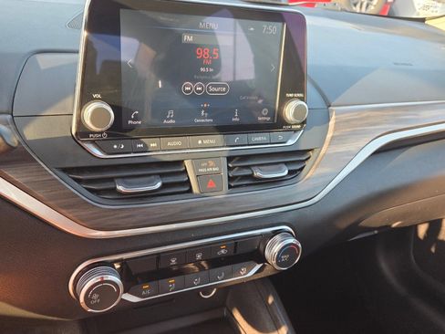 Used 2025 Nissan Altima 2.5 SV FWD image 19
