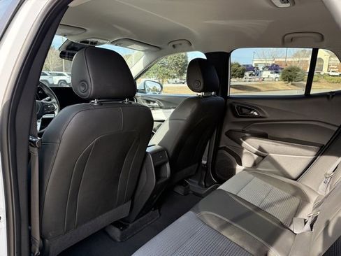 Used 2025 Chevrolet Trax LT w/ LT Convenience Package image 29