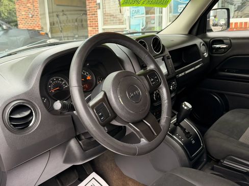 Used 2014 Jeep Patriot Latitude AWD/4WD image 8