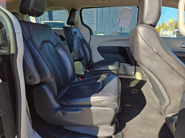 Used 2024 Chrysler Pacifica Limited FWD image 37