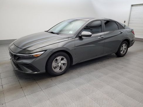 Used 2025 Hyundai Elantra SE FWD image 2
