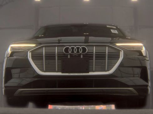 Used 2019 Audi e-tron Prestige w/ Prestige Package AWD/4WD image 12