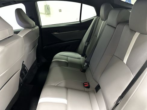 Used 2025 Toyota Camry SE image 32