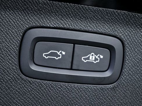 Used 2025 Volvo XC90 B5 Core image 33