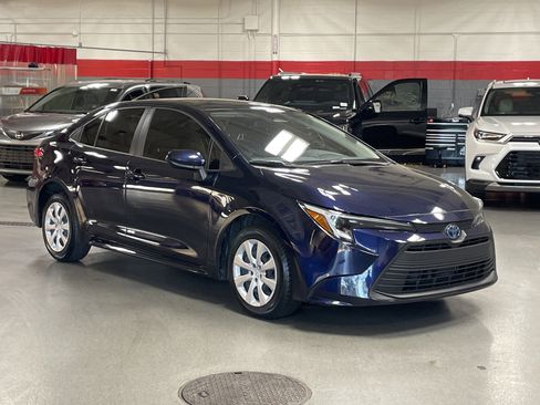 Used 2025 Toyota Corolla LE FWD image 2