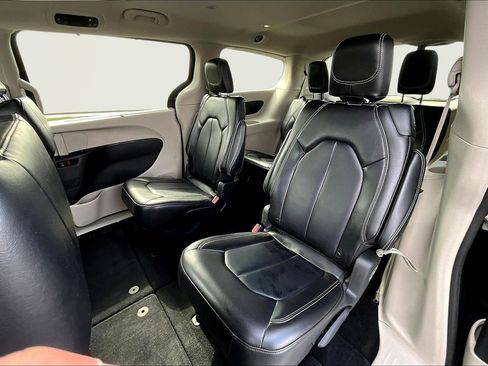 Used 2024 Chrysler Pacifica Touring-L image 23