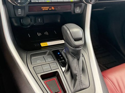 Used 2022 Toyota RAV4 XLE w/ Convenience Package FWD image 20