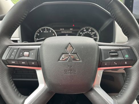 Used 2025 Mitsubishi Outlander SE FWD image 10