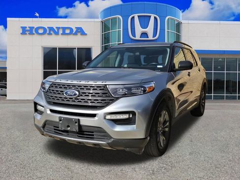 Used 2021 Ford Explorer XLT w/ Equipment Group 202A image 4