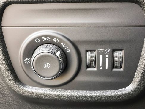 Used 2025 Jeep Grand Cherokee Limited image 19