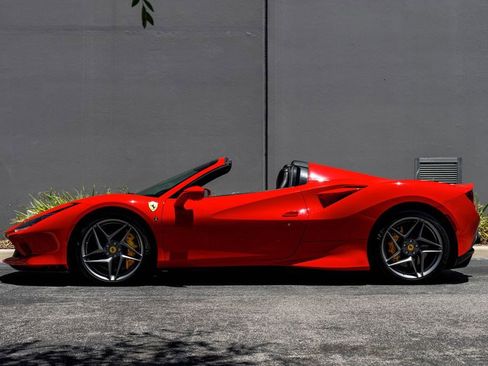 Used 2021 Ferrari F8 Spider RWD image 2