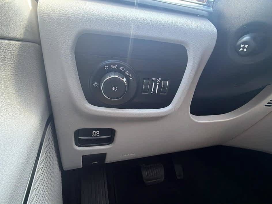 Used 2023 Jeep Grand Cherokee L Overland w/ Advanced Protech Group III AWD/4WD image 21
