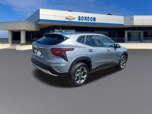 Used 2025 Chevrolet Trax LT w/ Driver Confidence Package FWD image 6