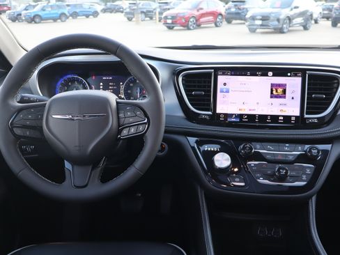 Used 2025 Chrysler Pacifica Limited FWD image 15
