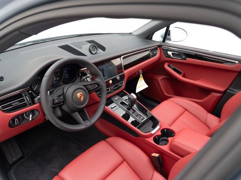 Certified 2026 Porsche Macan AWD/4WD image 4