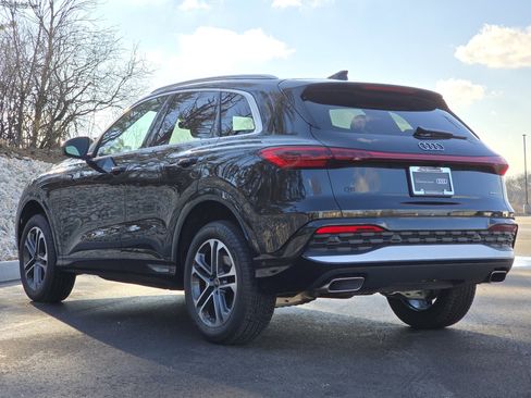 Certified 2025 Audi Q5 Premium w/ Convenience Package image 4