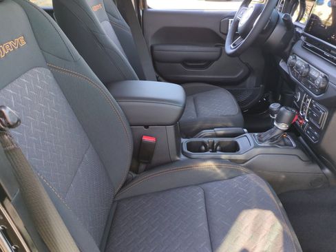 New 2025 Jeep Gladiator Mojave w/ Convenience Group image 19