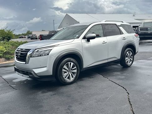 Used 2025 Nissan Pathfinder SL FWD image 4